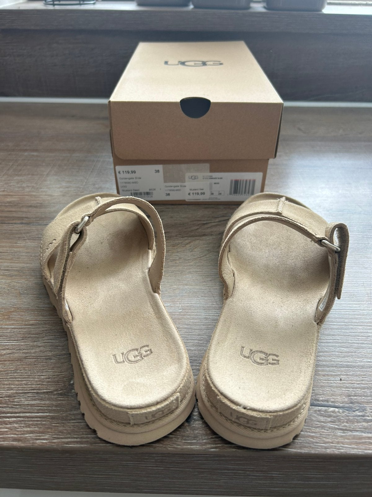Ugg slippers maat 38, Beige, Nieuw, Ophalen, Slippers