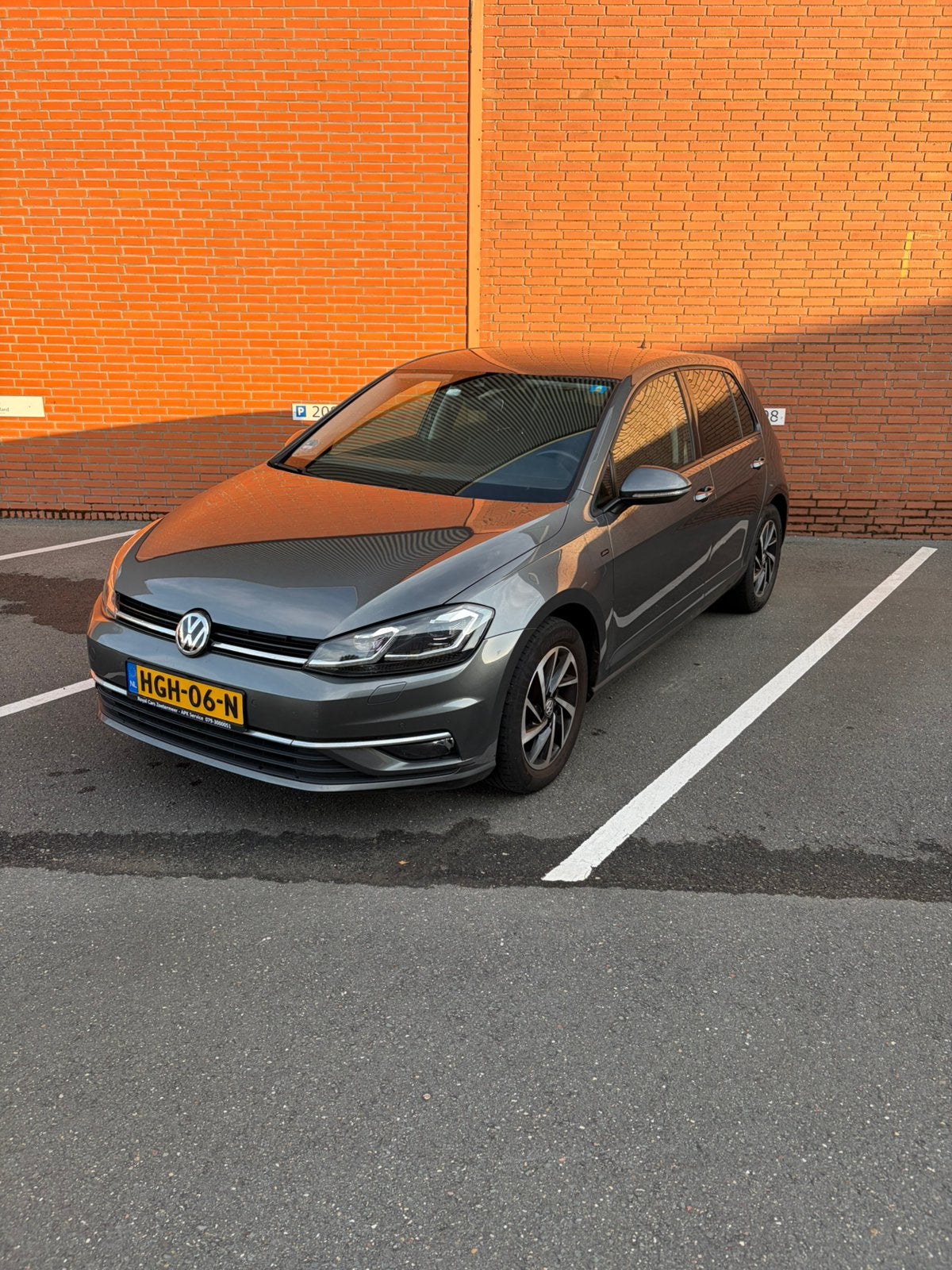 Volkswagen Golf 1.0 TSI 115pk 7-DSG 5D 2019 Grijs, Auto's, Stof, Sportstoelen, 1165 kg, 630 kg