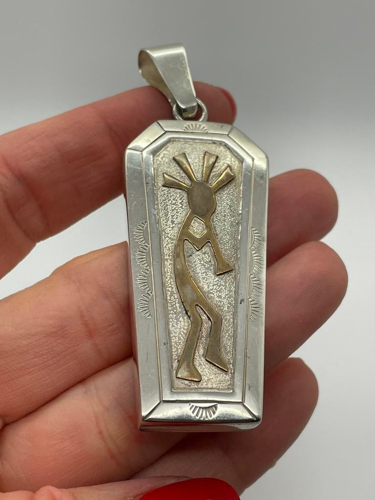 D778 Prachtige zilveren doodskist hanger kokopelli, Overige voorstellingen, Ophalen of Verzenden, X, Goud