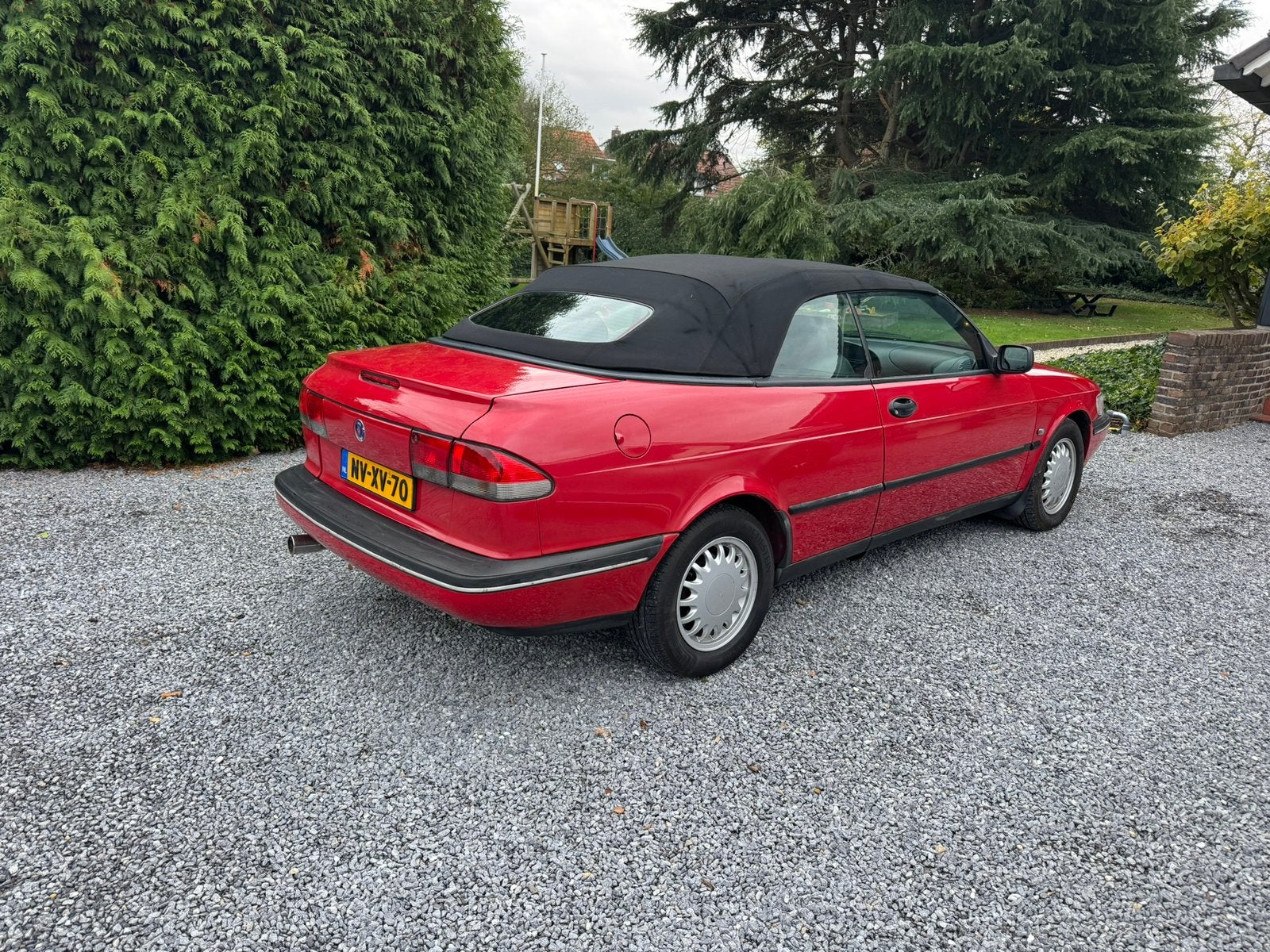 Saab 900 2.3 I Cabrio AUT 1996 Rood, Auto's, 4 cilinders, Origineel Nederlands, Particulier, 1600 kg
