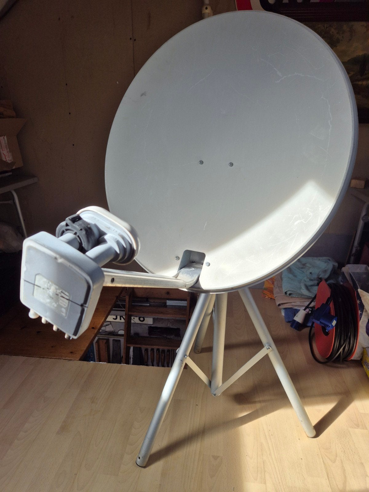 Schotelantenne met LNB en statief, Ophalen of Verzenden, Gebruikt, (Schotel)antenne, Overige merken