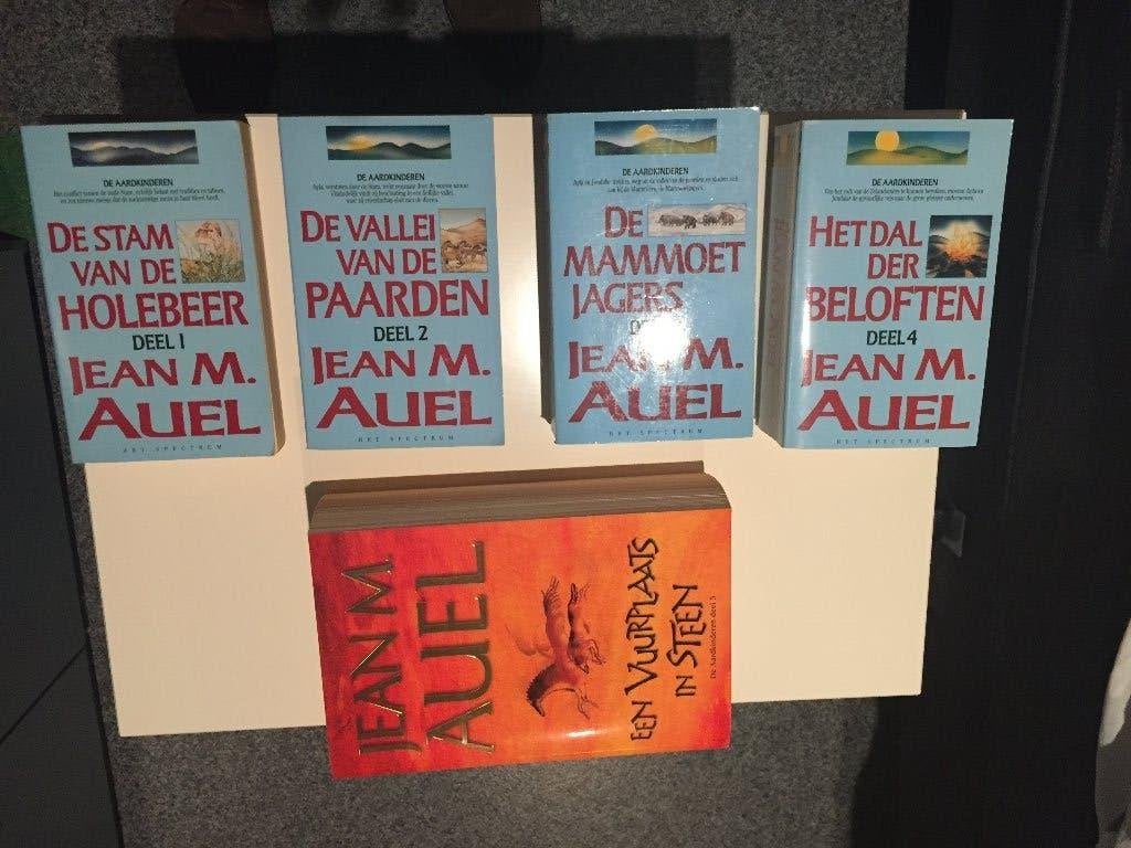 De stam van de holenbeer en meer, Ophalen of Verzenden, Zo goed als nieuw, Jean M.Auel