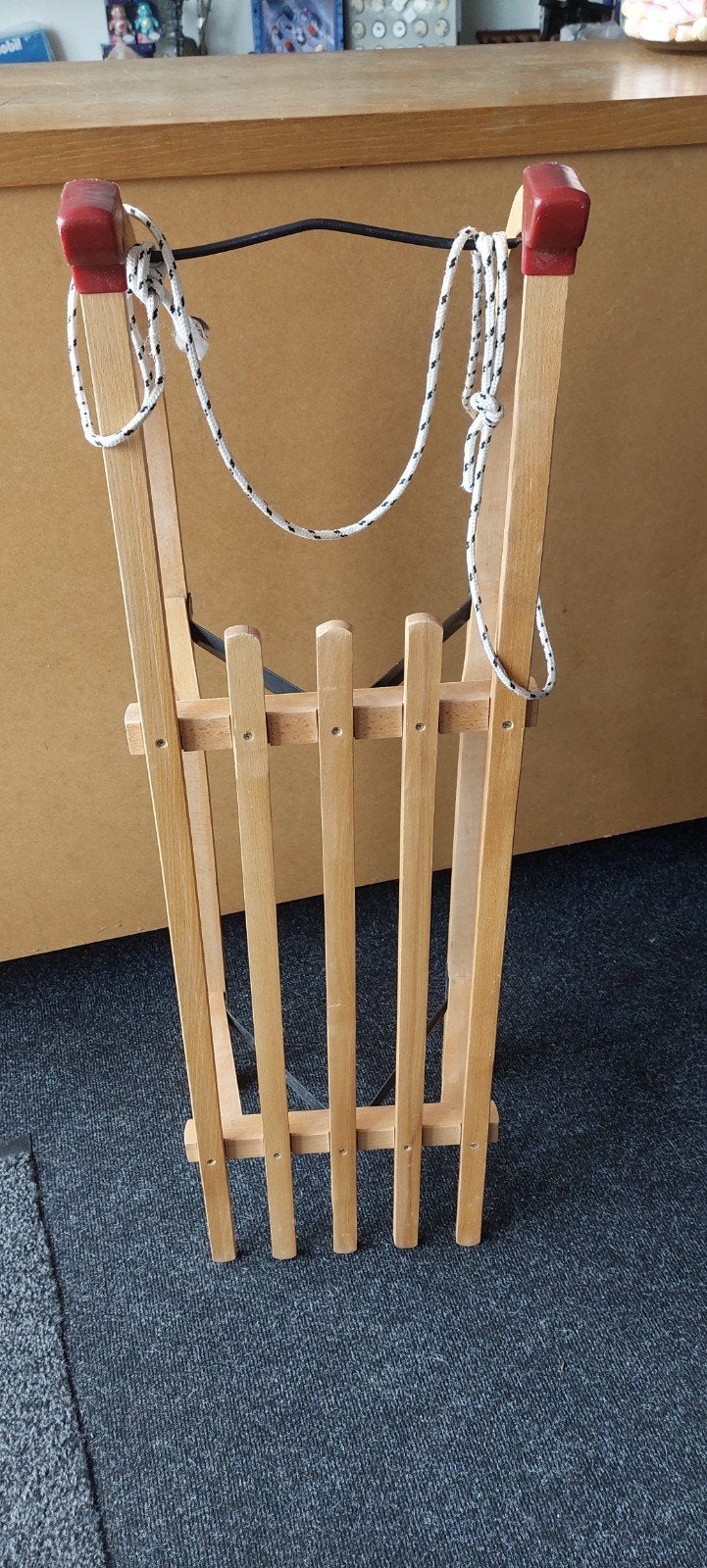 Houten slee met rugleuning en trekkoord, Ophalen, Rugleuning