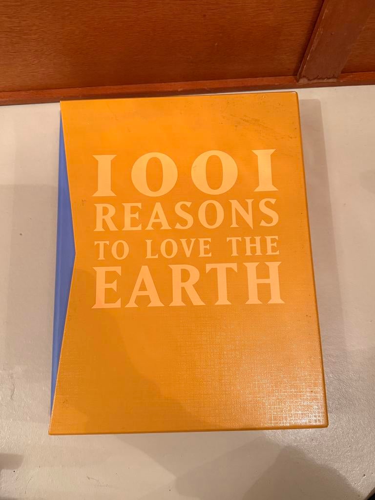 1000 reasons to love the earth, Antiek en Kunst, Ophalen of Verzenden