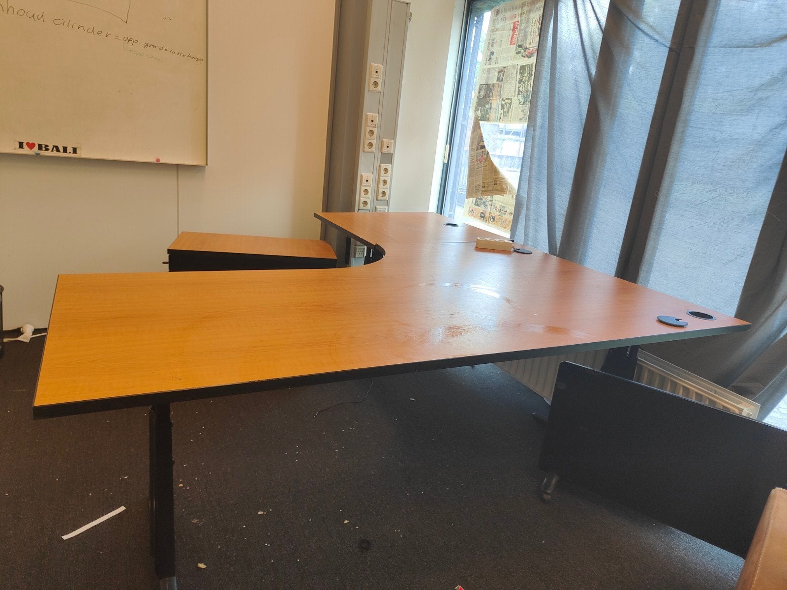 Groot hoekbureau met verstelbare poten, Werkplek, Ophalen, Gebruikt, Bureau