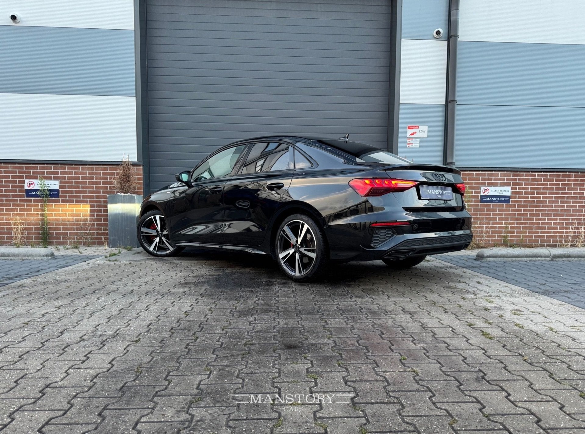 Audi A3 Limousine 35 TFSI 3x S-line full option, 4 cilinders, 150 pk, Zwart, Bedrijf