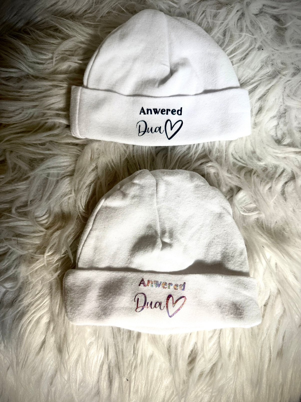 Wit babymutsje met 'Anwered Dua', Kinderen en Baby's, Babykleding | Mutsen, Sjaals en Wanten, Maat 50, Jongetje of Meisje, Nieuw