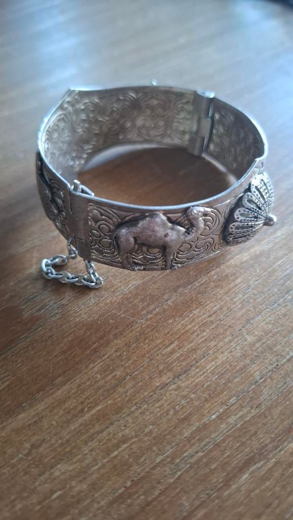 Vintage zilverkleurige armband met kameel en bloemmotief, Ophalen of Verzenden, Gebruikt, Zilver, Zilver