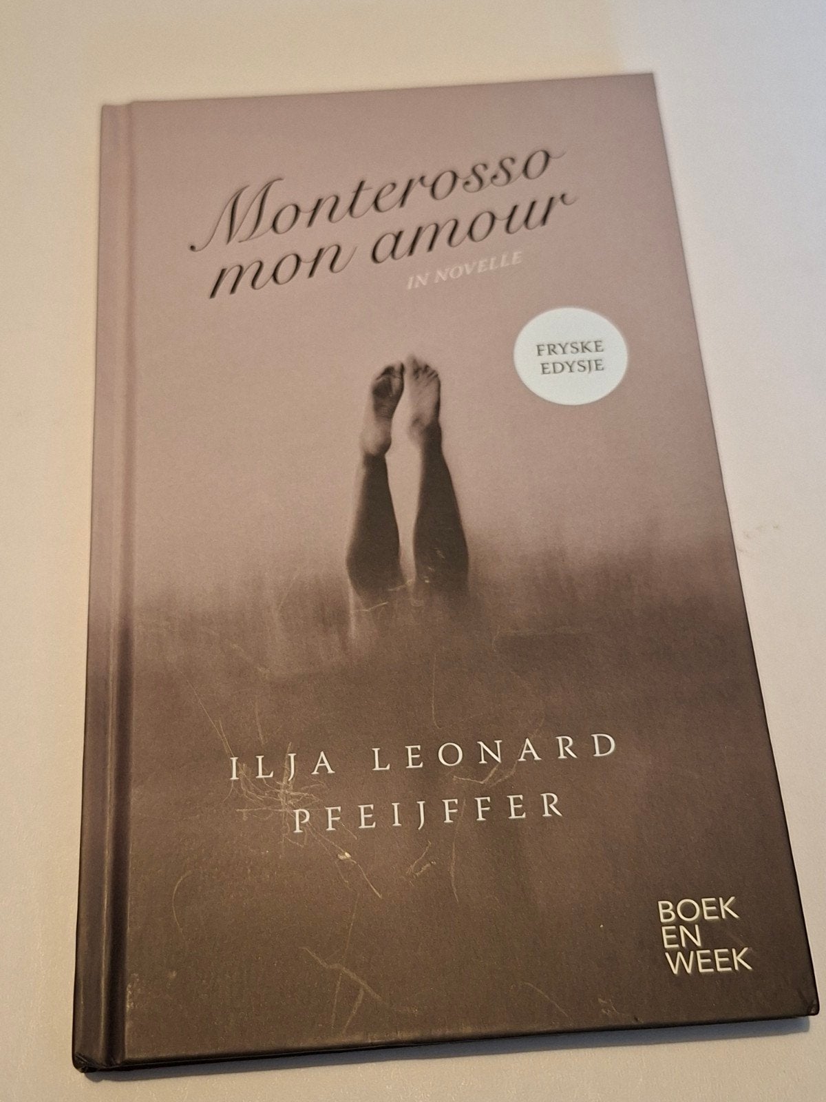 Fryske edysje: Monterosso mon amour. Ilja L. Pfeijffer. 2022, Boeken, Ophalen of Verzenden, Gelezen