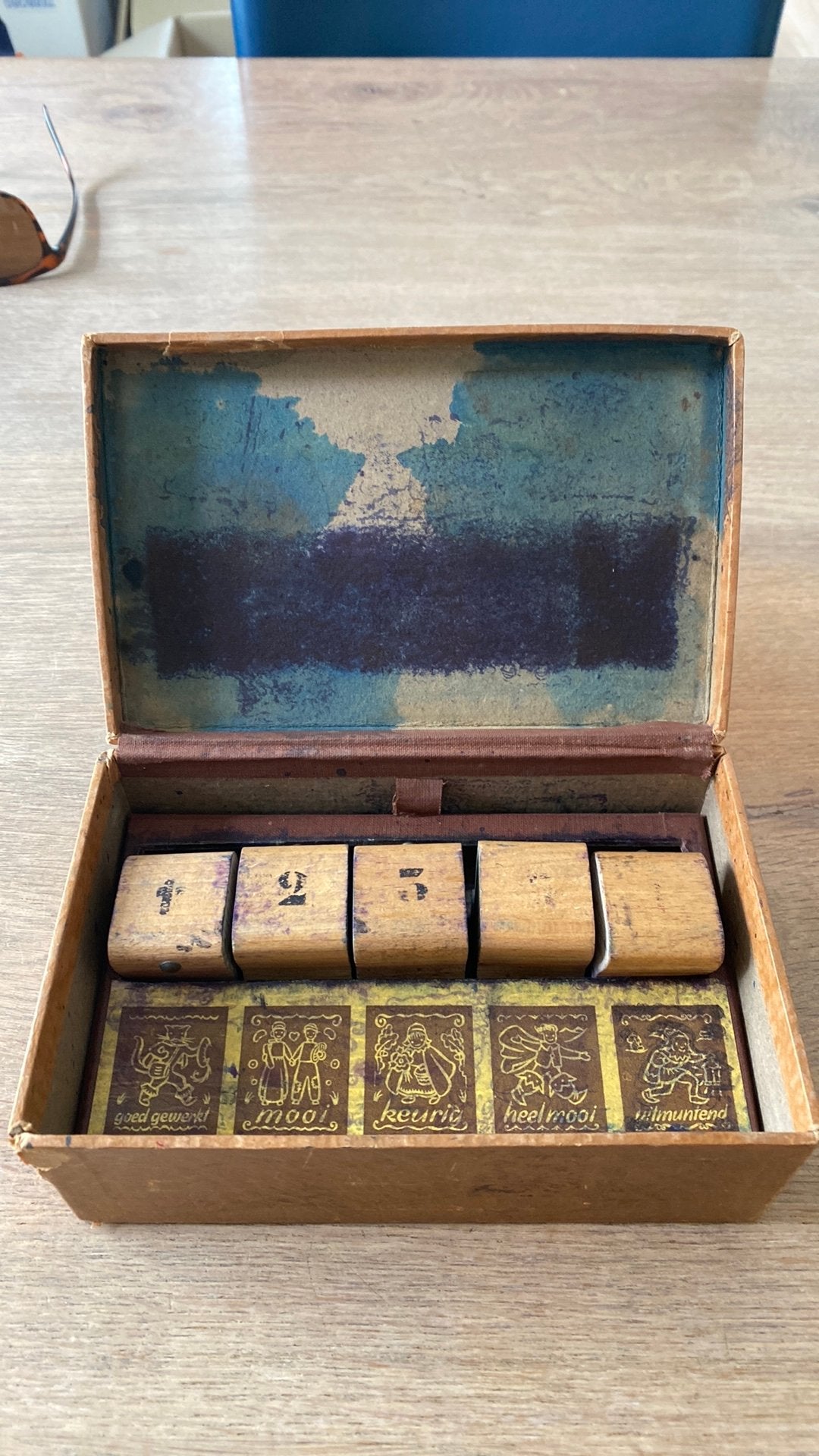 Antieke schoolstempels, Ophalen