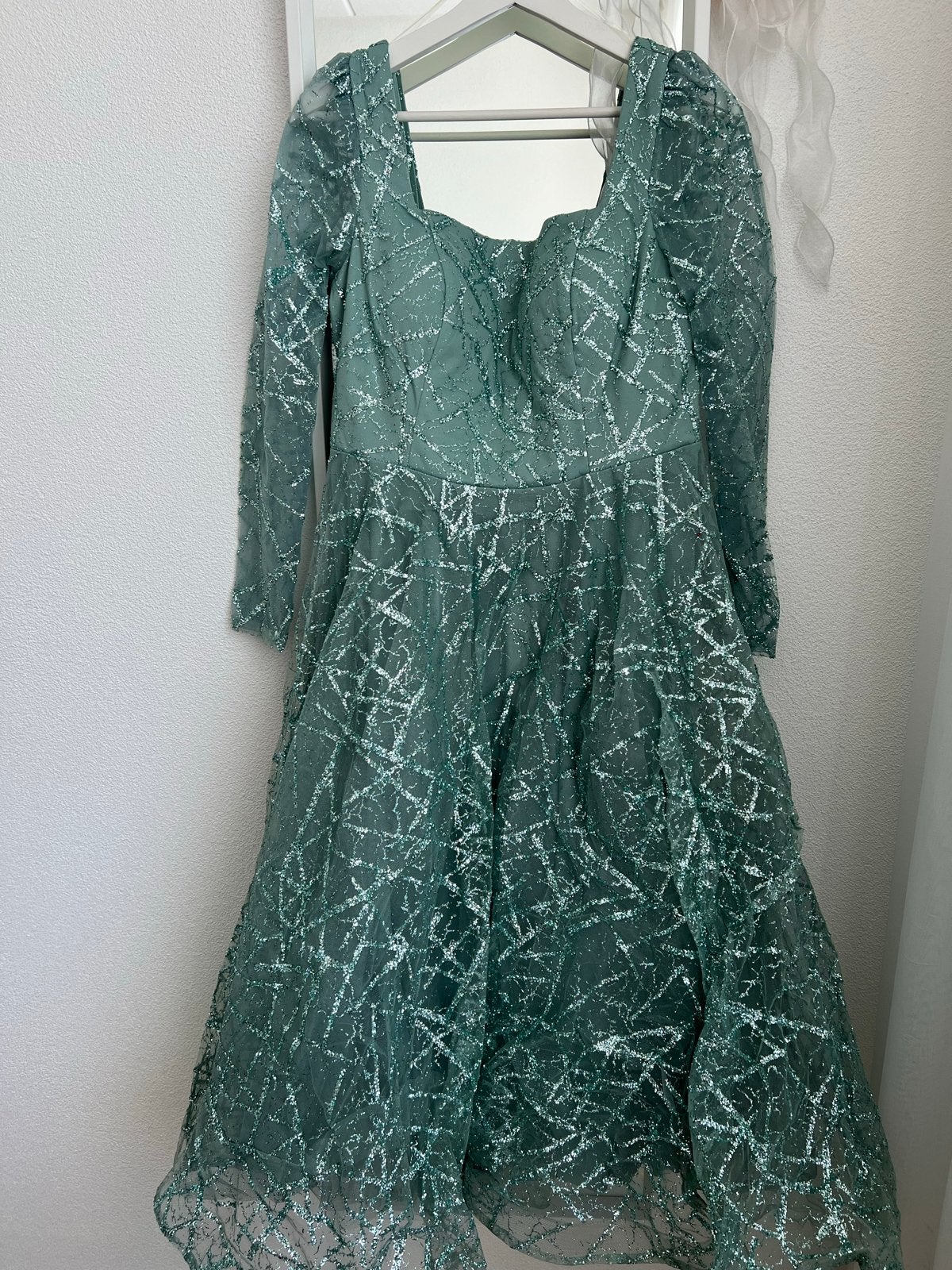 Elegante Groene Glitter Jurk - Perfect voor Feestjes, Maat 38/40 (M), Ophalen of Verzenden, Zo goed als nieuw, Onder de knie