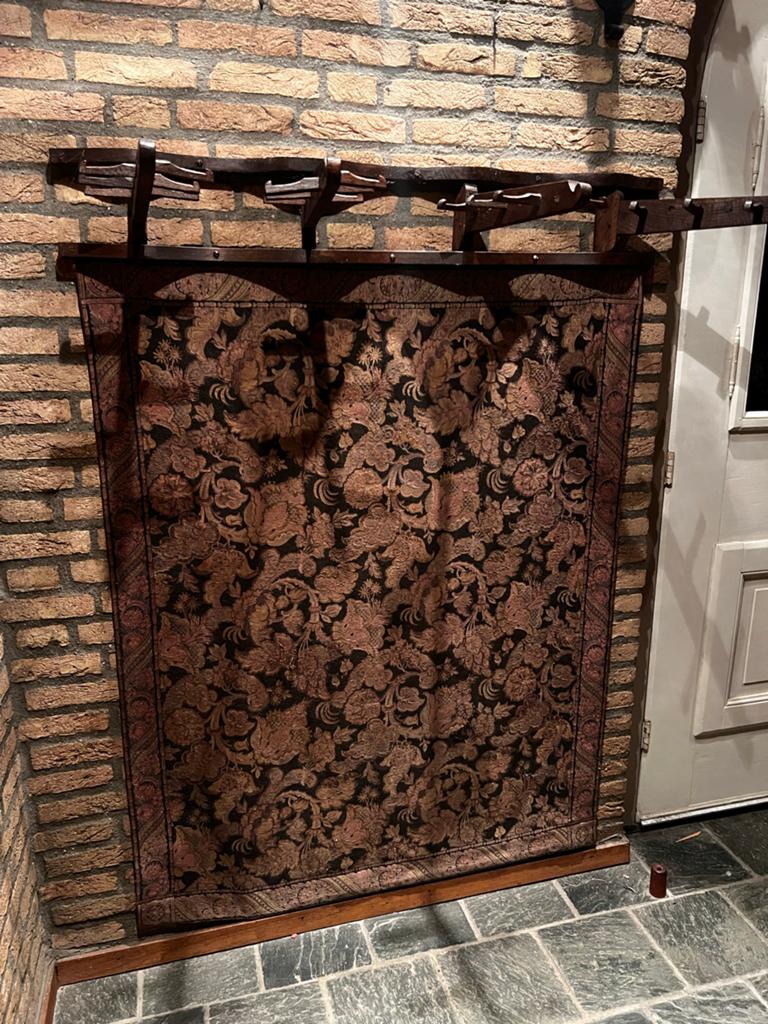 Antieke houten wandkapstok met tapijt, Huis en Inrichting, Woonaccessoires | Kapstokken, Gebruikt, 100 tot 150 cm, Hout, Ophalen
