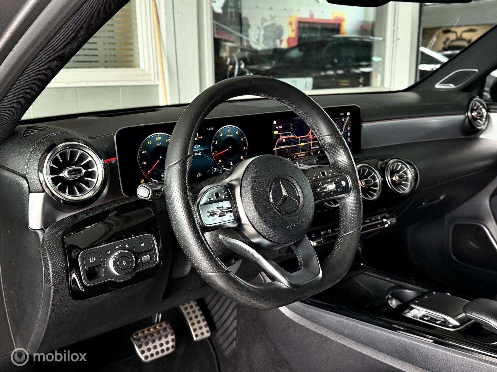 Mercedes A-klasse 200 AMG Line |Pano|Burmester|Leder|Koeling, Auto's, Gebruikt, 4 cilinders, 163 pk, Leder