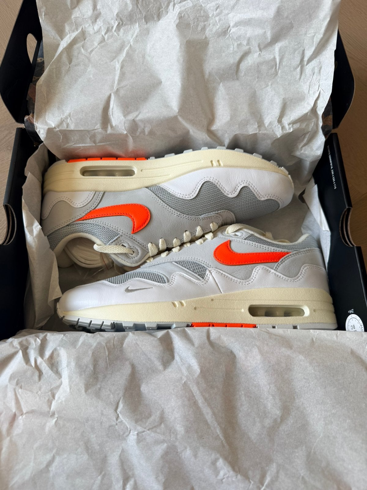 Nike Air Max 1 Patta Waves White Hyper Crimson, Kleding | Heren, Schoenen, Ophalen of Verzenden, Nieuw, Wit