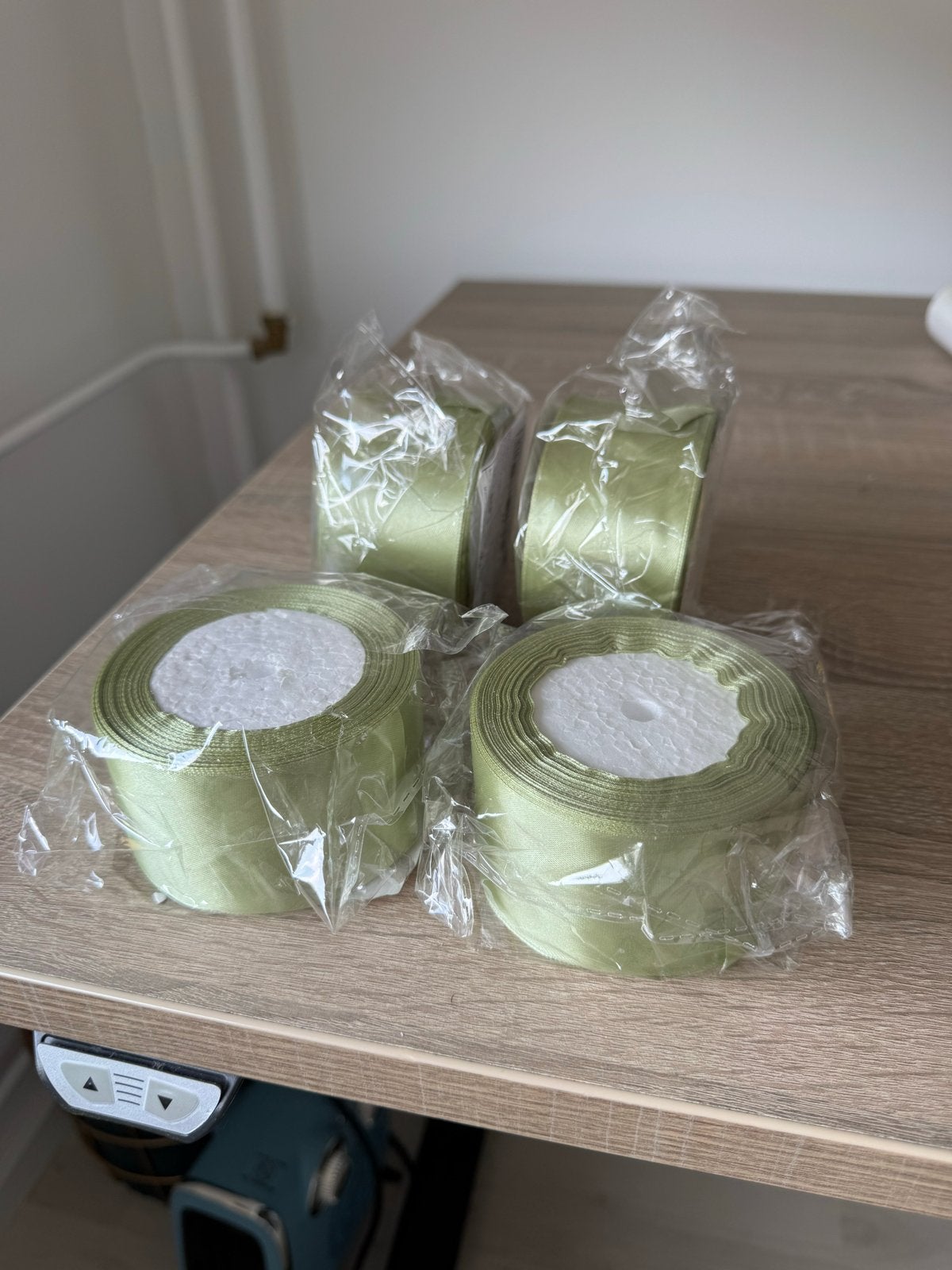 4 rollen lichtgroen satijn lint, nieuw in verpakking, Hobby en Vrije tijd, Groen, Textiel, Nieuw, Ophalen of Verzenden
