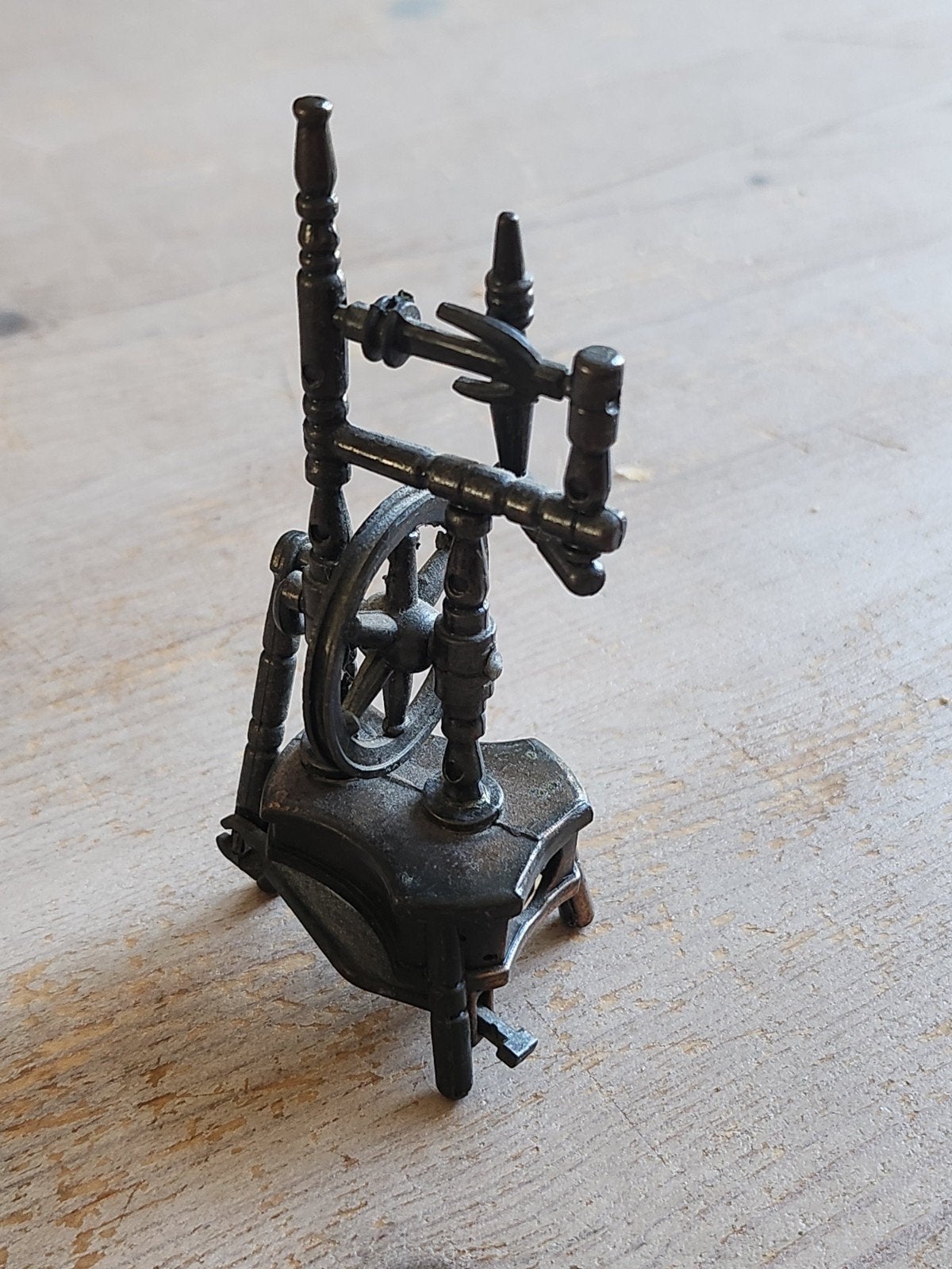 Metalen miniatuur spinnewiel puntenslijper, Ophalen of Verzenden, Gebruikt, Spinnewiel