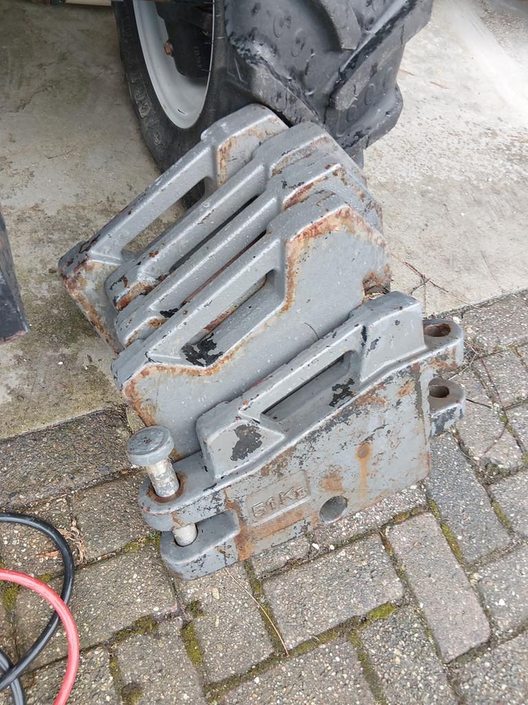 Frontgewichten Massey Ferguson 4 stuks + middengewicht, AGCO Inter, Info@masseyferguson.com, Johann-Georg-Fendt-Straße 4
87616  Marktoberdorf, DE