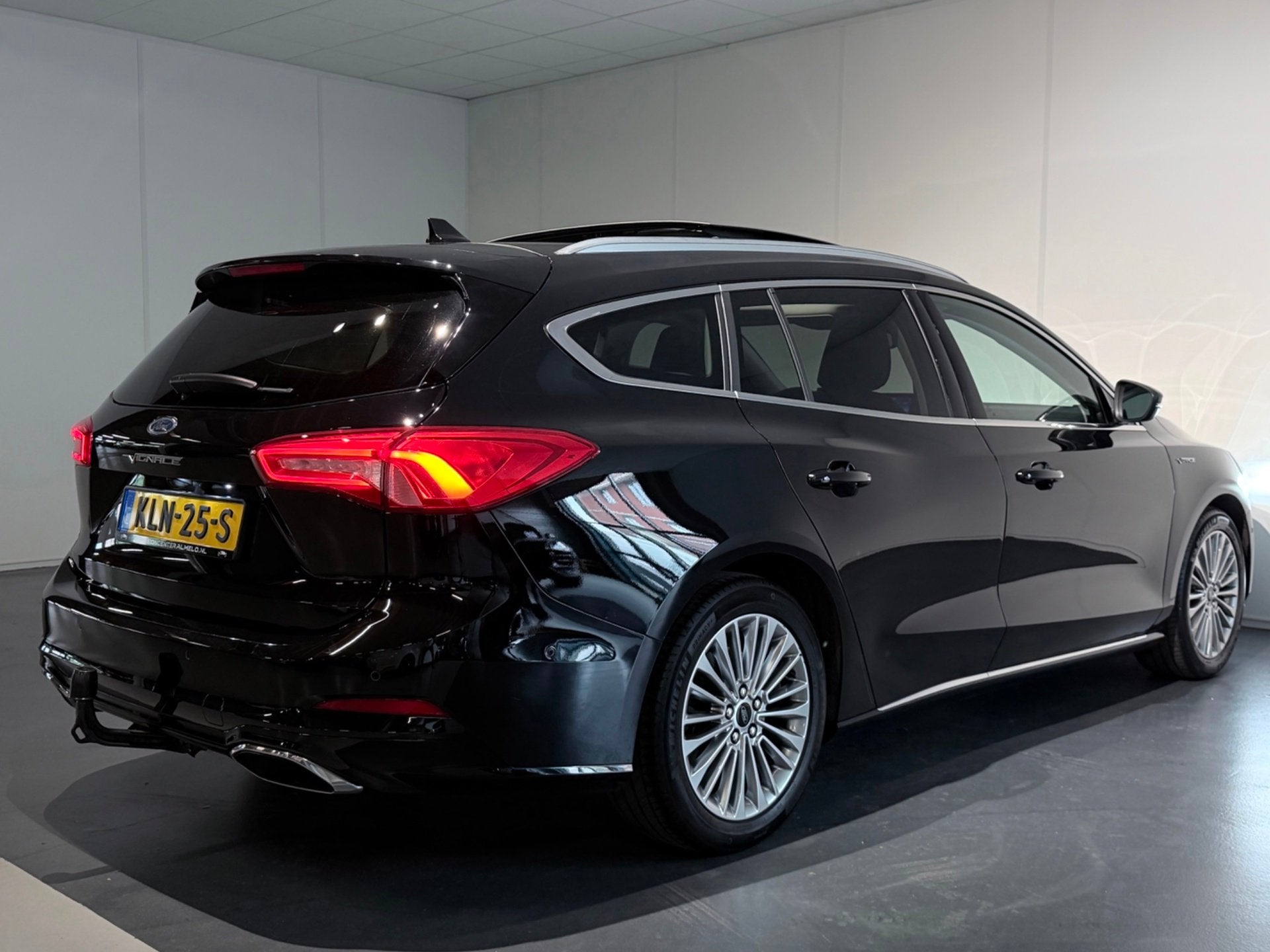 Ford Focus 1.5 Vignale AUT 182 /ACC/PANO/Sfeer/HeadUp/KeyLes, Gebruikt, Euro 6, 1435 kg, Zwart
