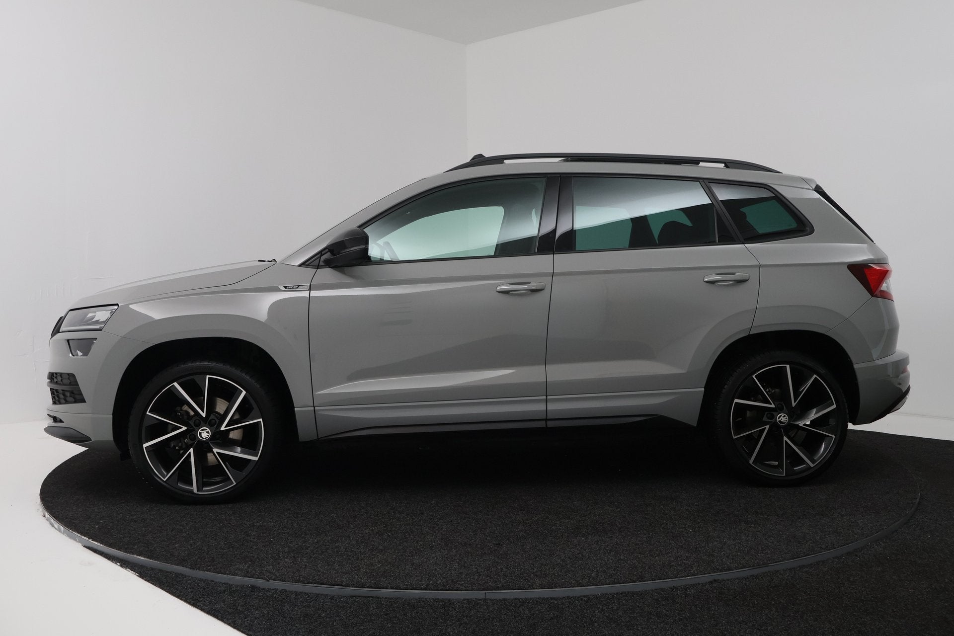 Skoda Karoq 1.5 TSI ACT Sportline Business (PANORAMADAK, TRE, Stof, 4 cilinders, Verwarmde buitenspiegels, Karoq