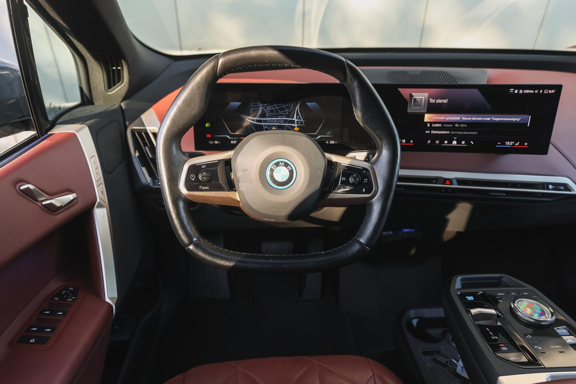 BMW iX xDrive40 / Sportpakket / Panoramadak Sky Lounge / Tre, Auto's, BMW, Gebruikt, Met garantie (alle), 24 min, 417 min