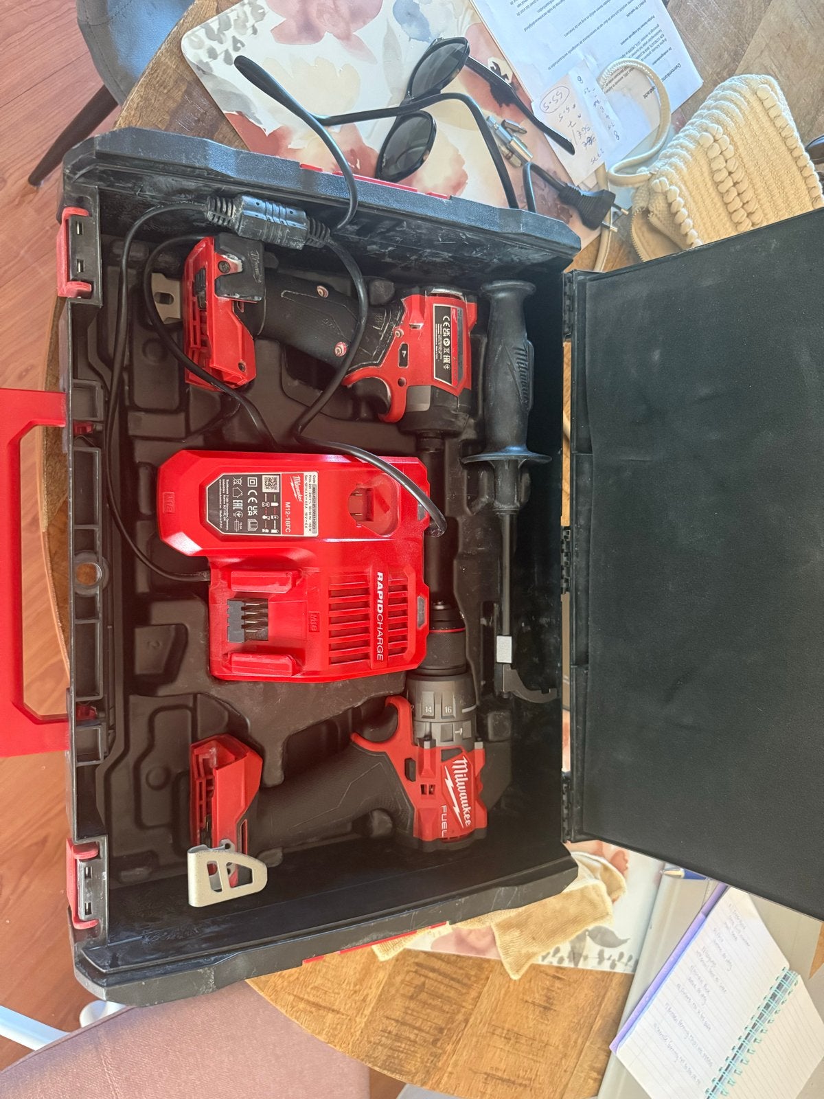 Milwaukee Boor- en Schroefmachine Set met Oplader, Ophalen, Variabele snelheid, Minder dan 400 watt, Zo goed als nieuw