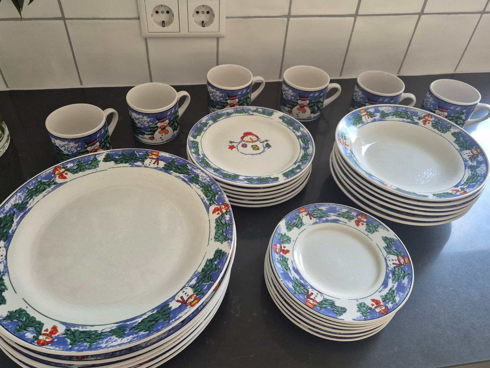 Mooi 6-persoons kerstservies met sneeuwpopmotief, Ophalen, Zo goed als nieuw, Overige stijlen, Compleet servies