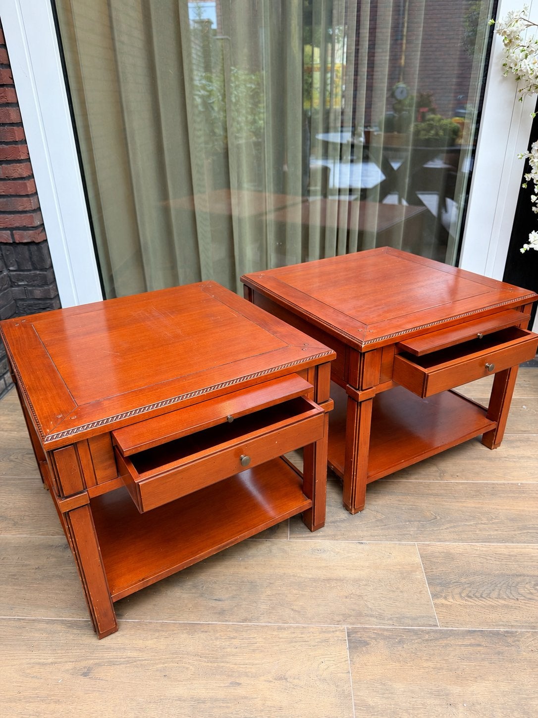 2 massieve kersenhout bijzettafeltjes (bruin/rood), Antiek en Kunst, Ophalen