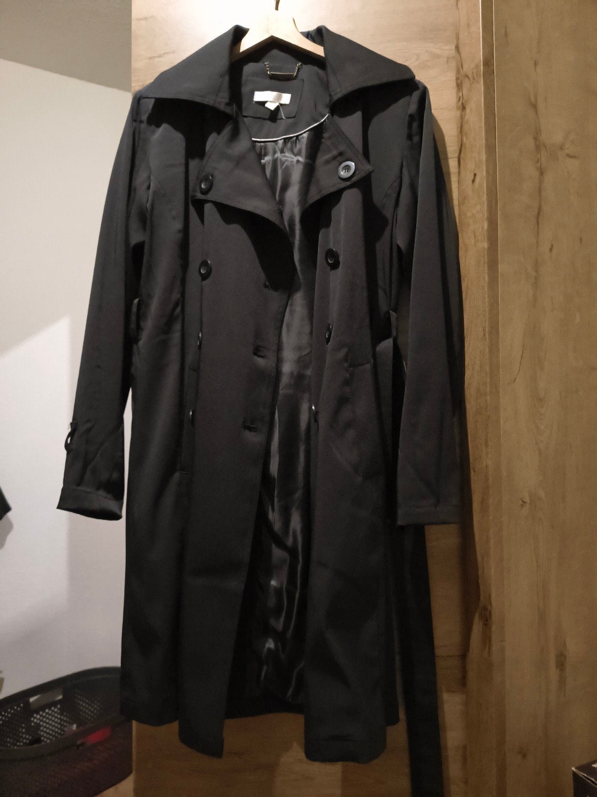 Emily Paris Zwarte Trenchcoat - Zo goed als nieuw, Emily Paris, Zwart, Ophalen of Verzenden, Zo goed als nieuw