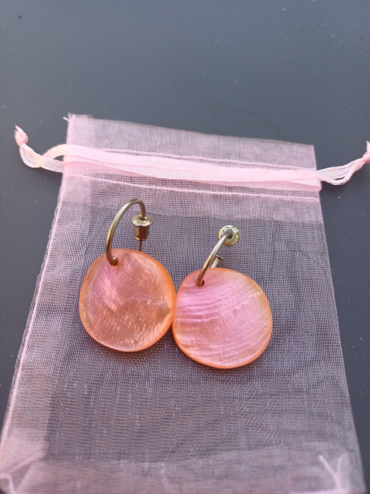 Mooie parelmoer oorhangers, Sieraden, Tassen en Uiterlijk, Oorbellen, Overige materialen, Oranje, Ophalen of Verzenden, Hangers
