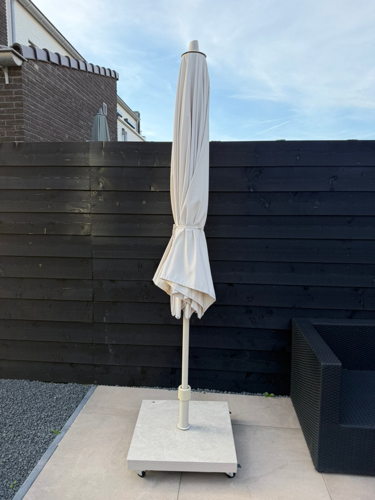 Platinum parasol beige 275x275 + verrijdbare keramische voet, Ophalen, Zo goed als nieuw, Zweefparasol