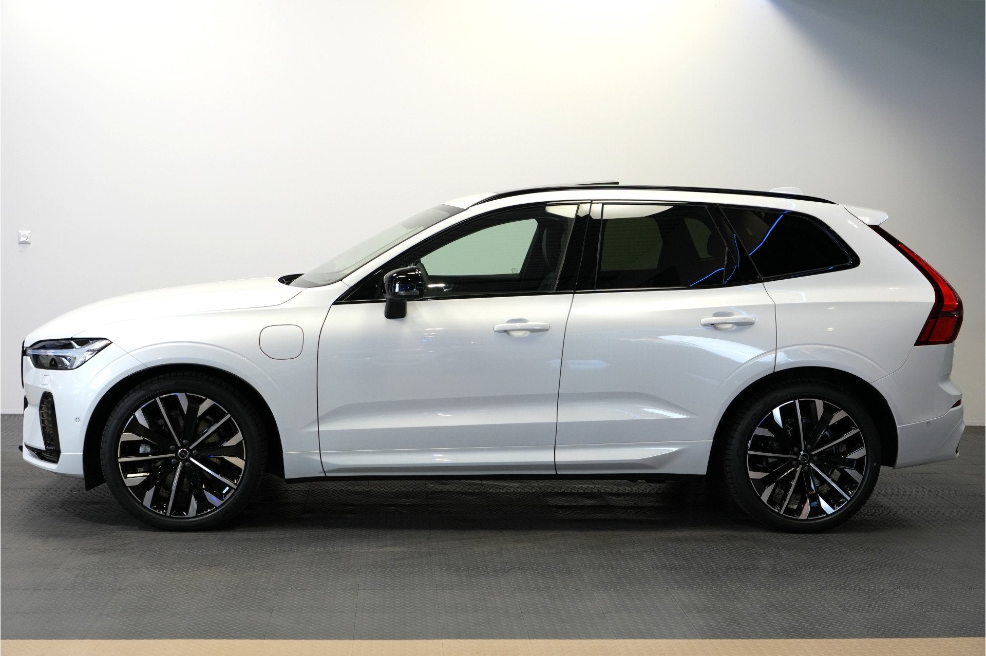Volvo XC60 2.0 T8 AWD 335kW/456pk Aut8 Recharge Ultra Dark E, Auto's, Automaat, Gebruikt, Euro 6, 4 cilinders