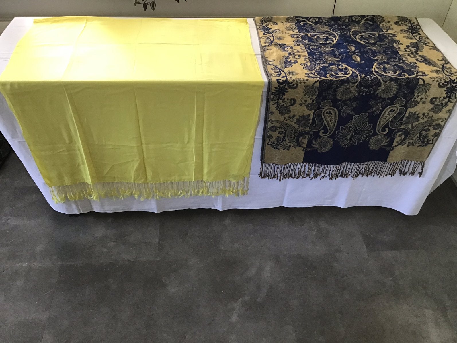 2 grote shawls met franjes, Kleding | Dames, Ophalen of Verzenden, Zo goed als nieuw, Maat 46/48 (XL) of groter, Sjaal