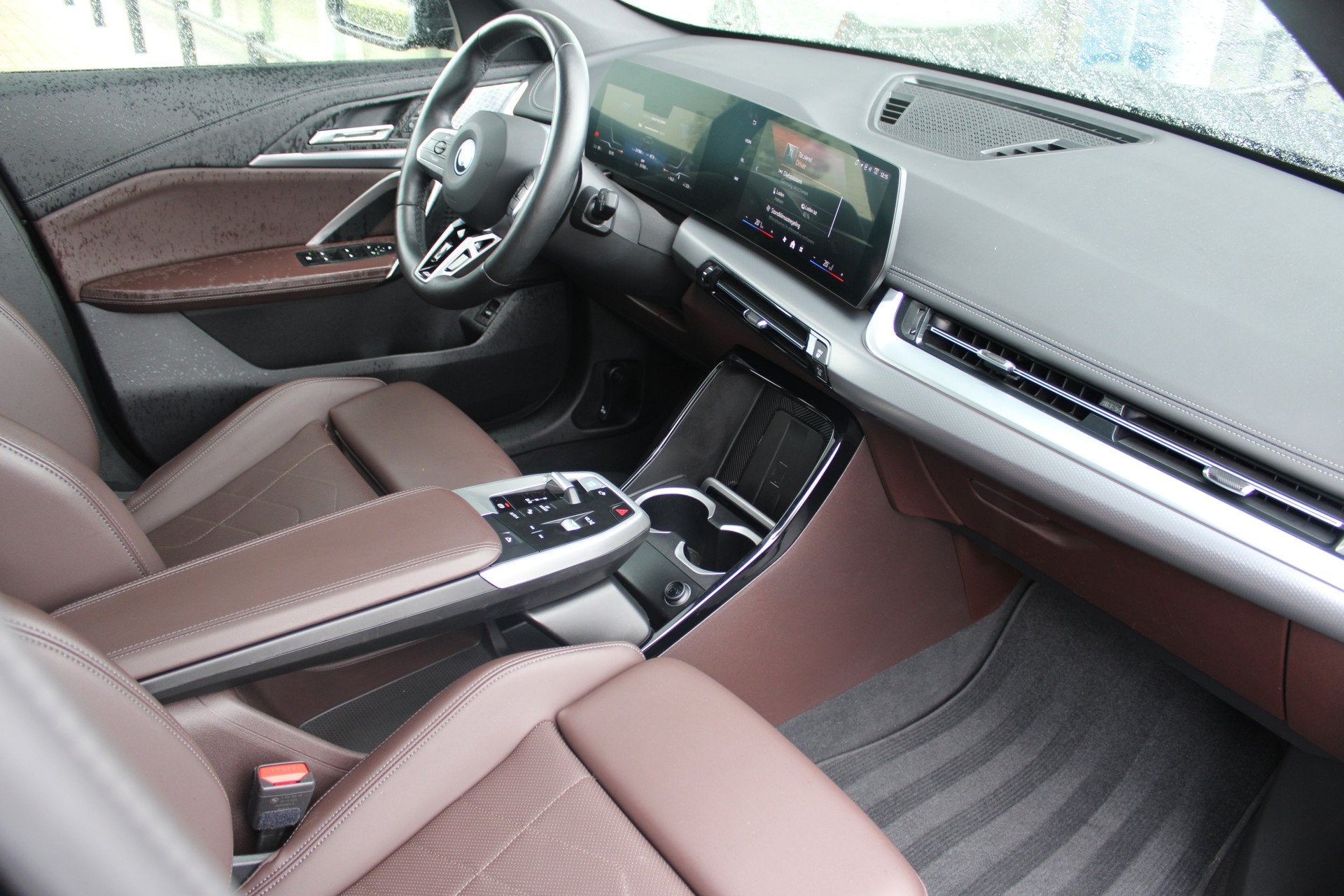 BMW iX1 xDrive30 M Sport / Panoramadak / Sportstoelen / Comf, Auto's, Gebruikt, Met garantie (alle), Zwart, Vierwielaandrijving