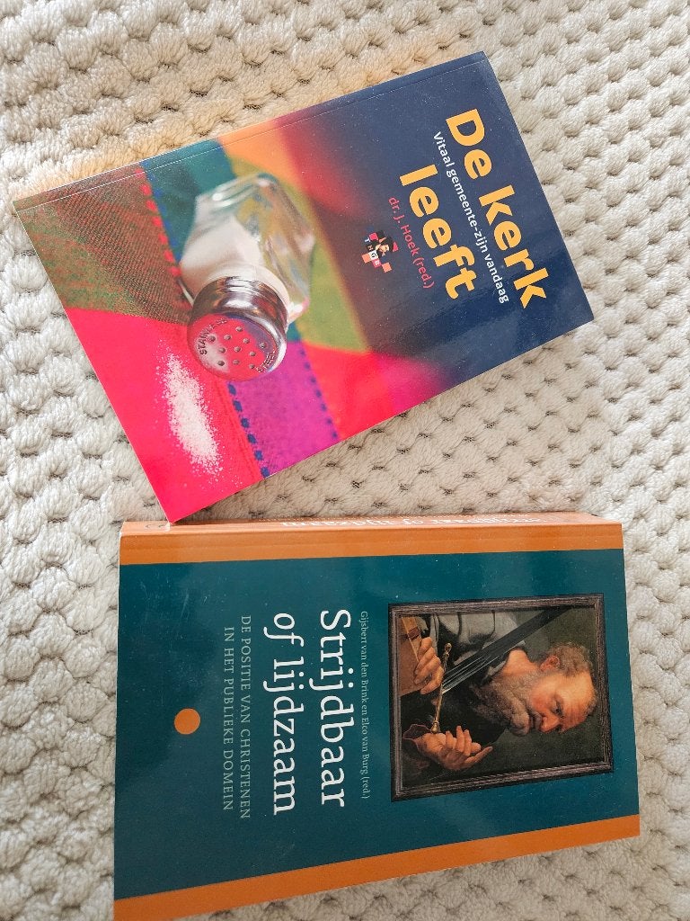Strijdbaar of lijdzaam; De kerk leeft, Ophalen of Verzenden, Zo goed als nieuw, Christendom | Protestants