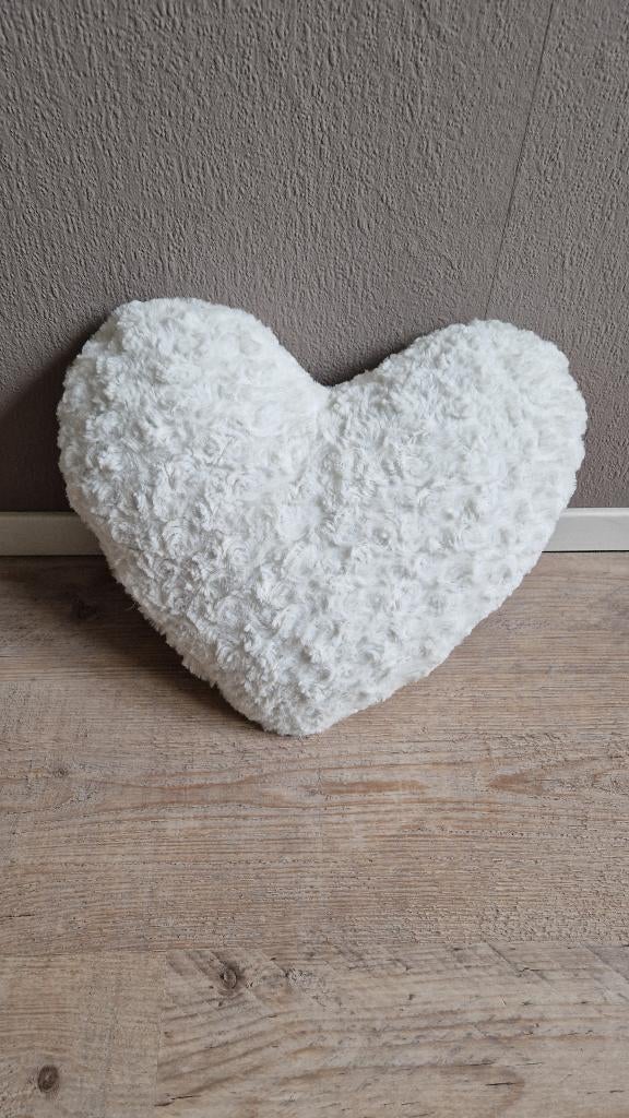 Hartvormig wit pluchen kussen, Ophalen of Verzenden, Zo goed als nieuw, Wit, Hartvormig