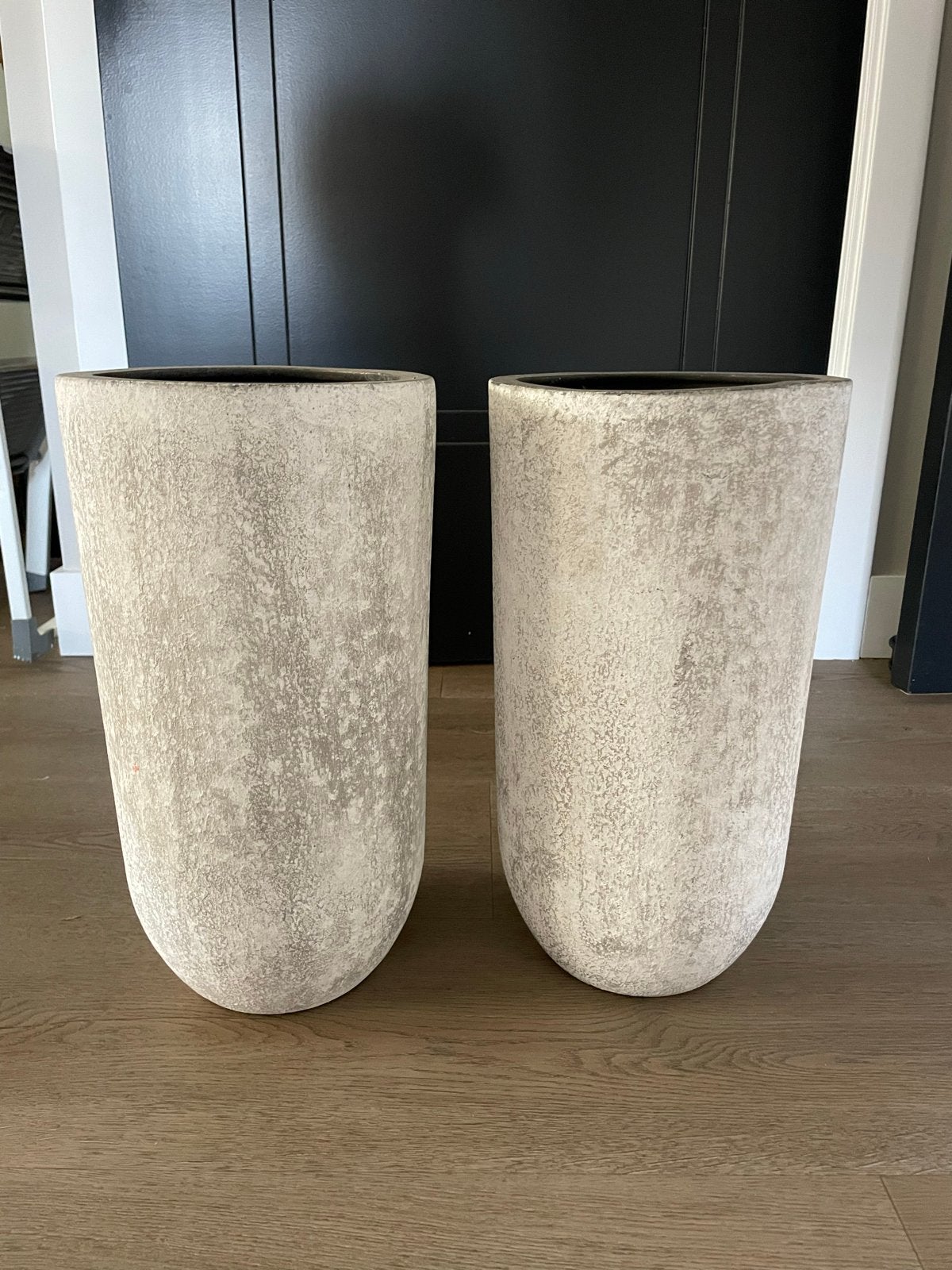 Set van 2 moderne stenen potten, grijs/wit, 41 cm hoog, Tuin en Terras, Bloembakken en Plantenbakken, Zo goed als nieuw, Steen