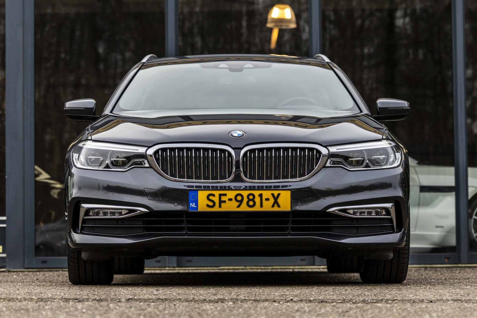 Foto 2 van BMW 5 Serie Touring 520i High Executive luxery
