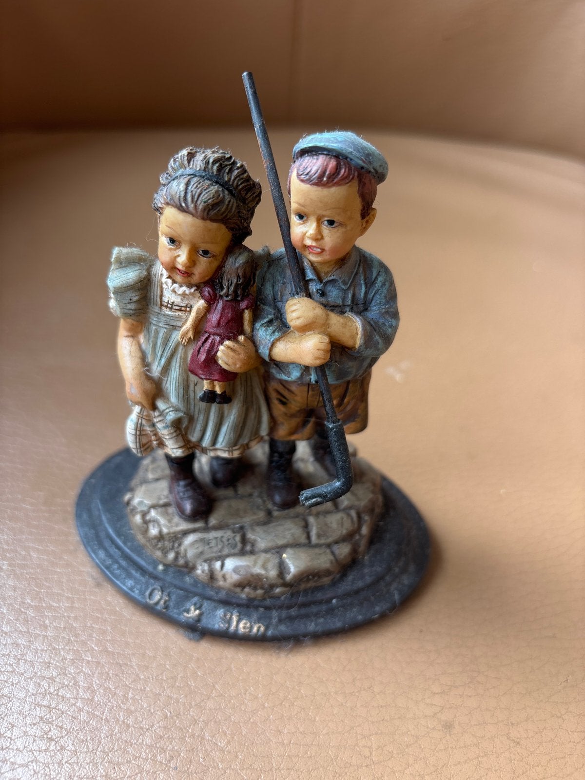 Beeldje Jongen en Meisje met pop - Wolters-Noordhoff B.V., Ophalen of Verzenden, Gebruikt, Mens