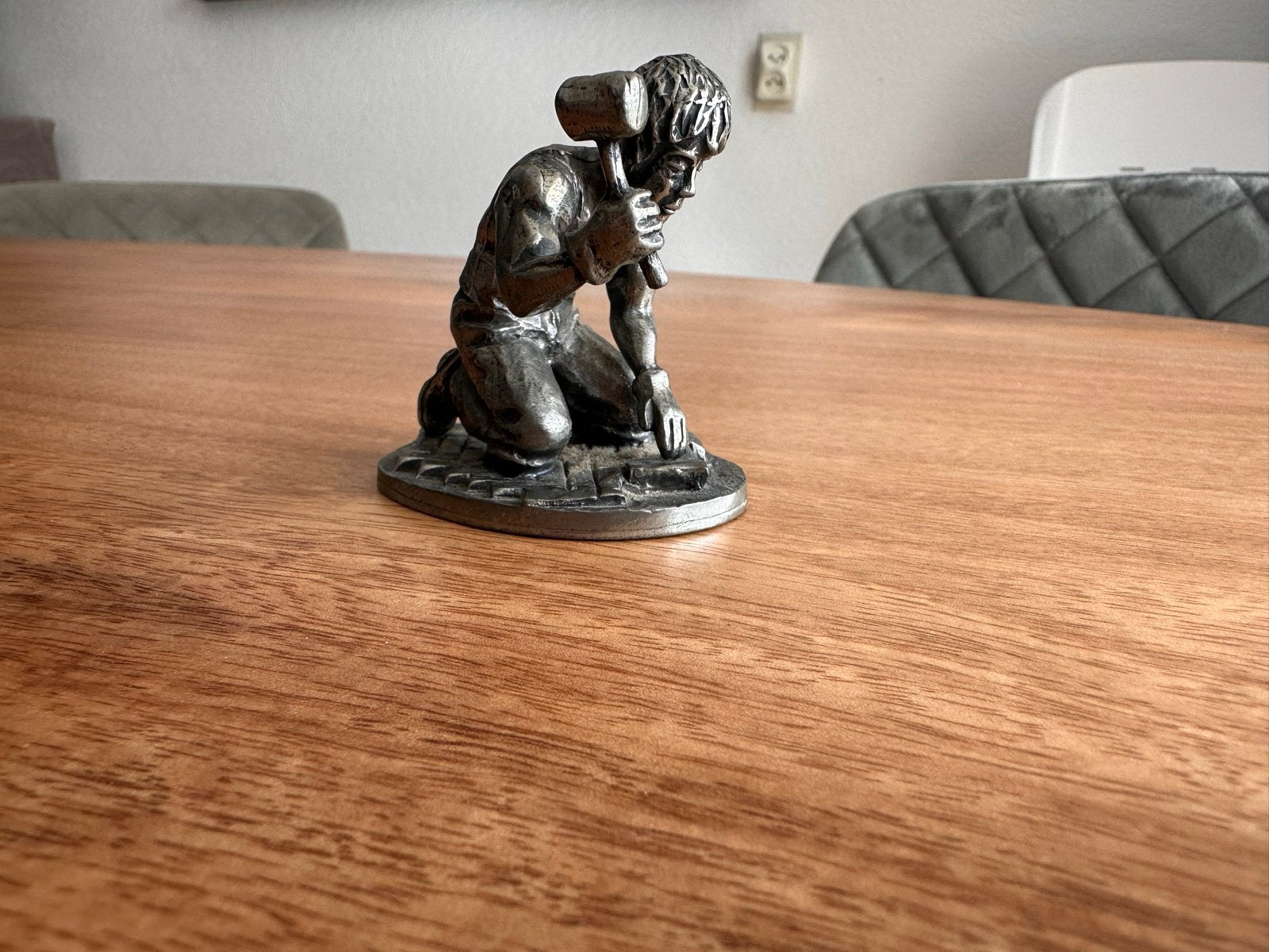Vintage Tinnen Beeldje: De stratenmaker, Minder dan 20 cm, Ophalen of Verzenden, Gemerkt, Overige materialen