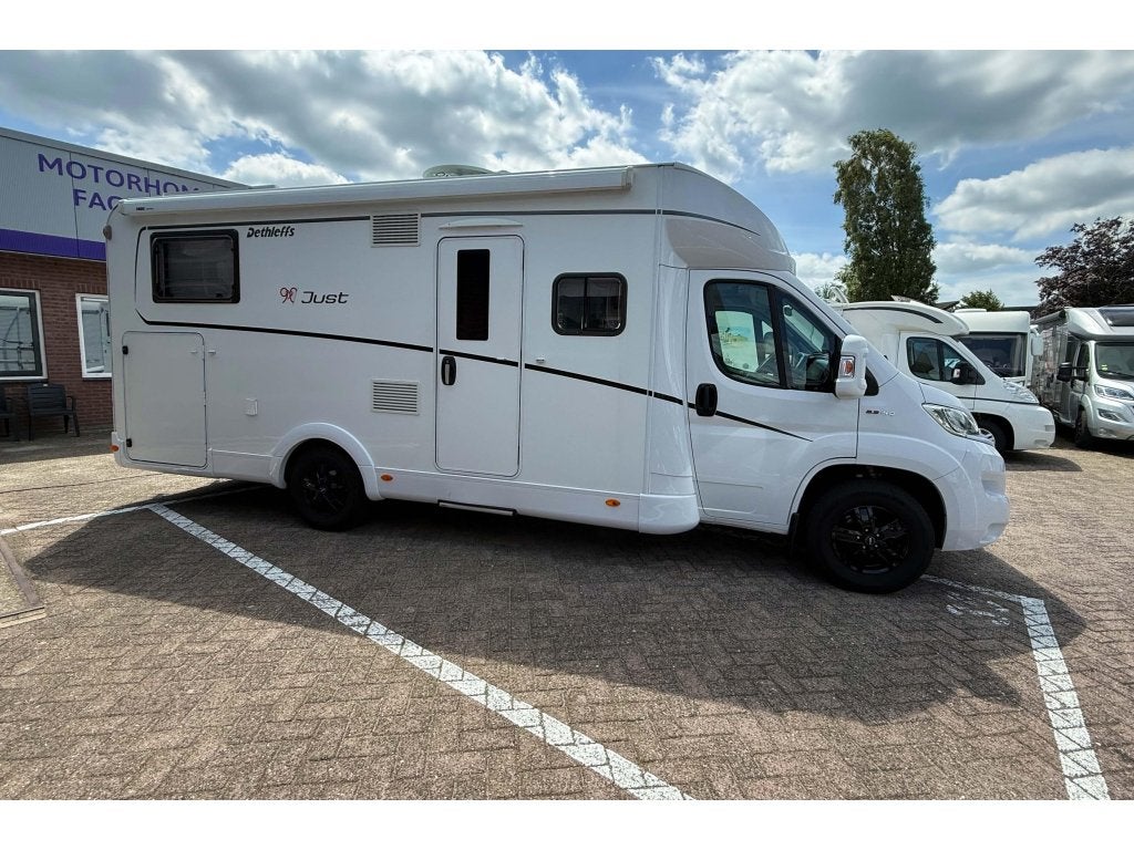 Dethleffs Just 90 7052 EBL In nieuwstaat!, Caravans en Kamperen, Koelkast, Fiat, 7 tot 8 meter, Bedrijf