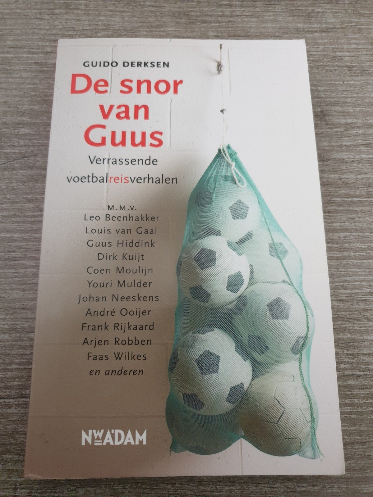 De snor van Guus - Verrassende voetbalreisverhalen, Ophalen of Verzenden, Gelezen, Guido Derksen, Balsport
