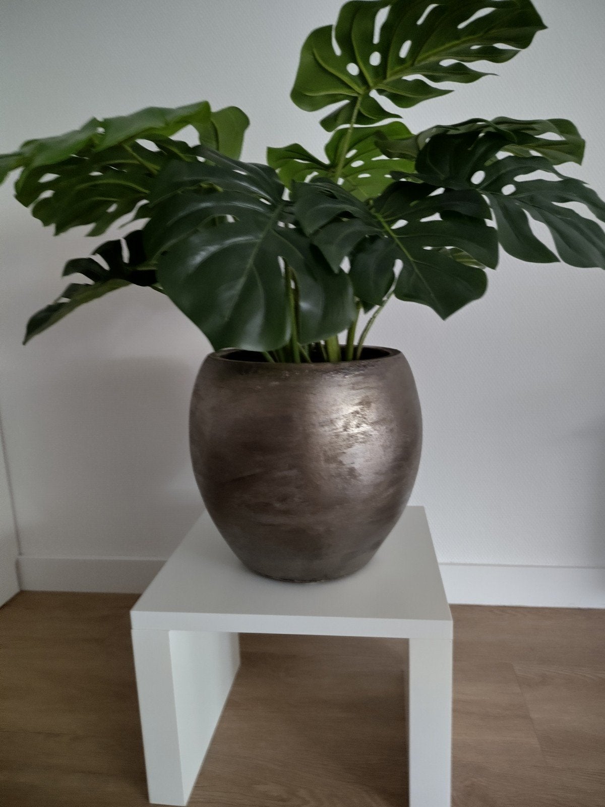 Grote kunstplant Monstera in metallic bloempot z.g.a.n., Huis en Inrichting, Steen/keramiek, Ophalen, Zo goed als nieuw, Goud