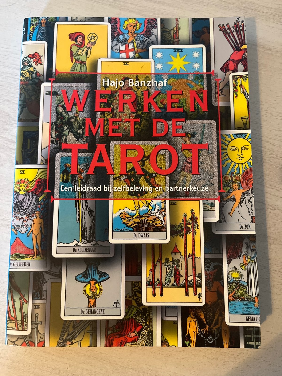 Werken met de Tarot - Hajo Banzhaf, Boeken, Ophalen of Verzenden, Zo goed als nieuw, Tarot of Kaarten leggen, Instructieboek