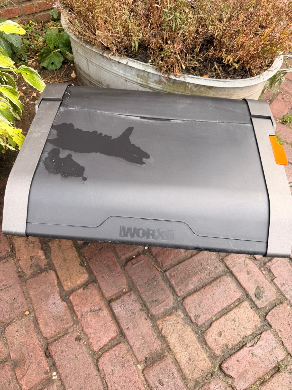 Foto 8 van Worx wr143e 1000m2 robotmaaier met basis en garage enz