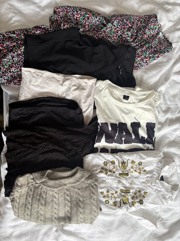 tas met topjes en shirts, Meerkleurig, Onbekend., Ophalen of Verzenden, Zo goed als nieuw