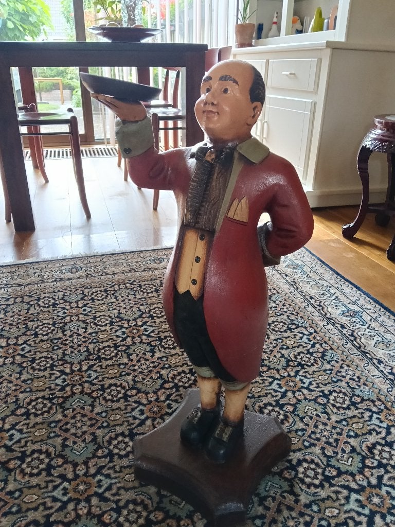 Houten beeld butler, Ophalen