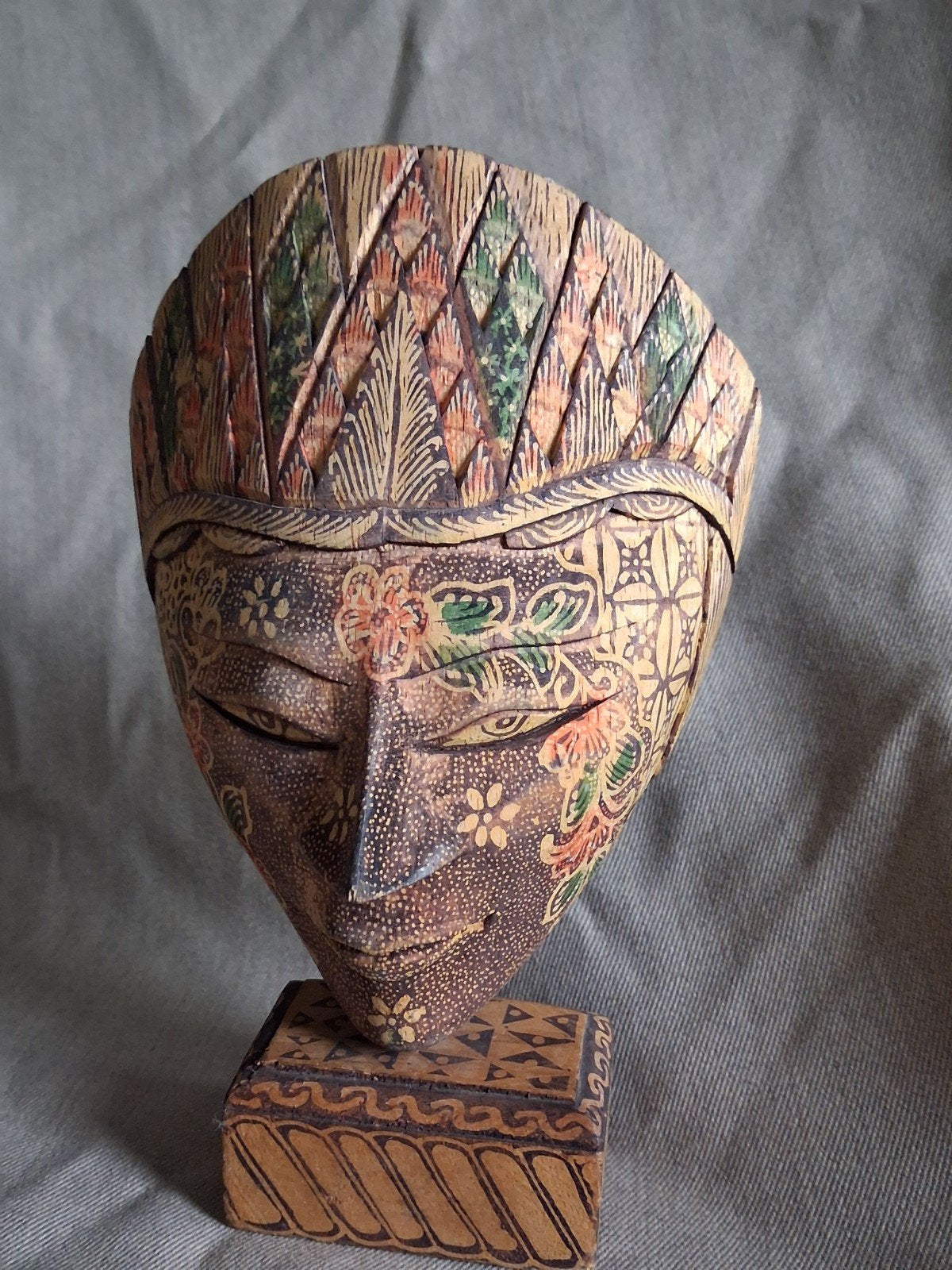 Houten "Batik Topeng" masker op standaard, Ophalen of Verzenden