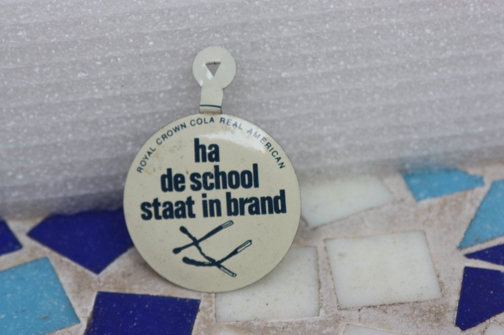 Vintage Royal Crown Cola reclamebutton Ha de school in brand, Ophalen of Verzenden, Gebruikt, Overige onderwerpen, Button