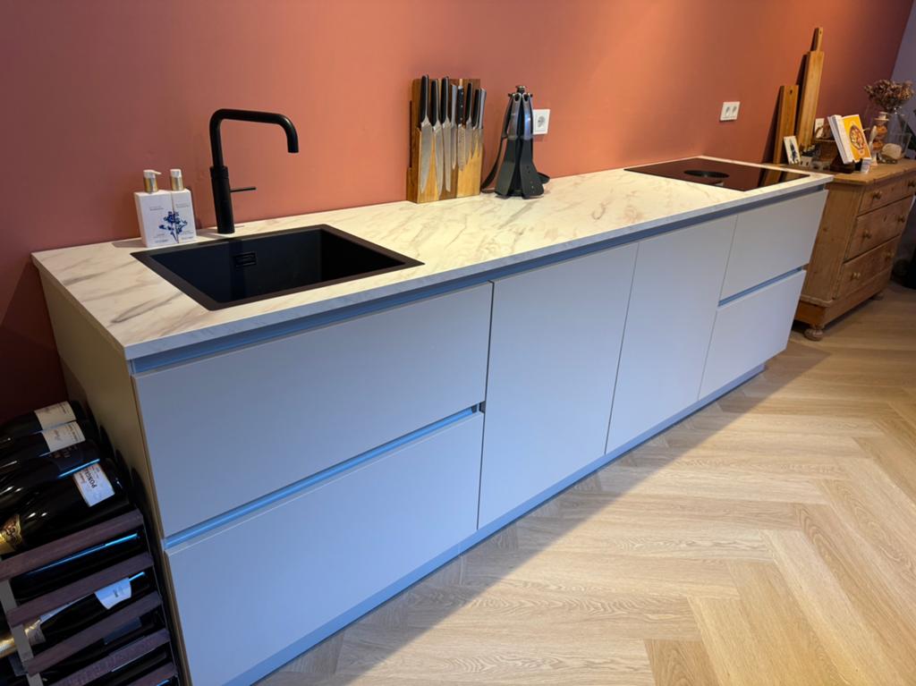 Keukenblok Bruynzeel nieuw – met Bora en Quooker, Ophalen, Nieuw, Enkelwandige keuken, Grijs