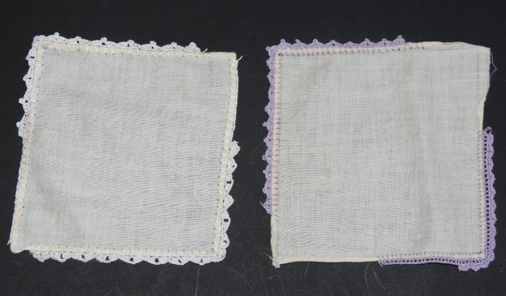 2 Kanten kleedjes zakdoek onderleggers handgemaakt, Antiek en Kunst, Verzenden